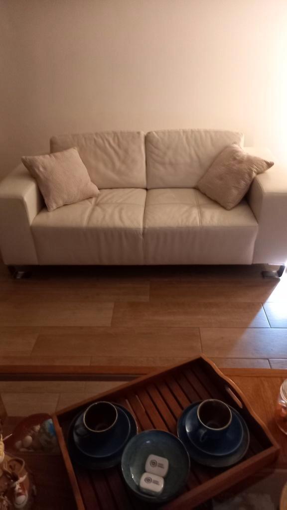 Witte lederen zetel.   Leder van topkwaliteit, Huis en Inrichting, Zetels | Zetels, Zo goed als nieuw, Rechte bank, Tweepersoons