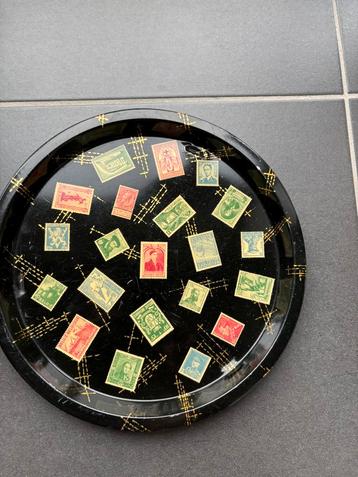 Vintage metalen dienblad met postzegelmotief beschikbaar voor biedingen