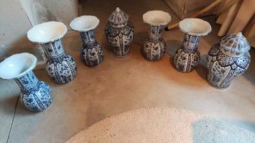 Delft véritable, vases et urnes beschikbaar voor biedingen