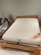 Lit en bois massif avec sommier et matelas 140 sur 200, Maison & Meubles, Chambre à coucher | Lits, 140 cm, Brun, Enlèvement, Utilisé