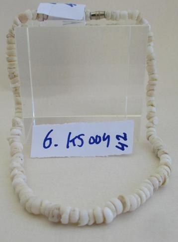 Ketting-KS004-6: Stukjes Licht Beige schelpstukjes-42cm.  beschikbaar voor biedingen
