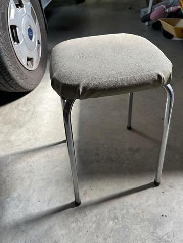 4 stoeltjes beschikbaar voor biedingen