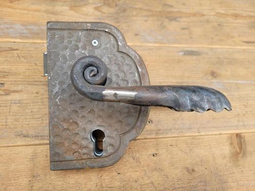Antiek oud smeedijzeren slot met deurklink hekwerk poort, Doe-het-zelf en Bouw, Hang- en Sluitwerk, Zo goed als nieuw, Slot, IJzer