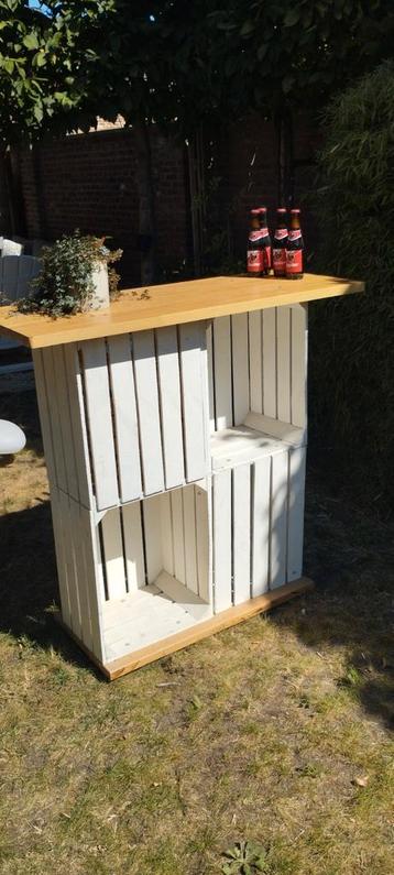 Tuinbar met oude fruitkisten en beuken bladen beschikbaar voor biedingen