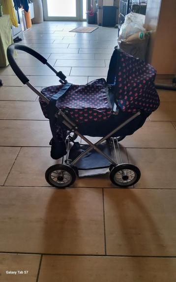 Poppenwagen met pop en verzorgingstas in roze en blauw beschikbaar voor biedingen