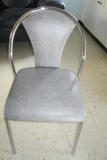 4 stoelen in heel goede staat beschikbaar voor biedingen