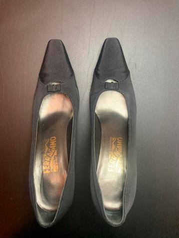 Escarpins Ferragamo T39.5 beschikbaar voor biedingen