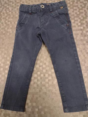 Donkerblauw broekje met gaatje bij knie. Maat 92 beschikbaar voor biedingen