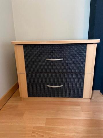 2 nachtkastjes (2 schuiven)(eikenkleur) in prima staat. beschikbaar voor biedingen
