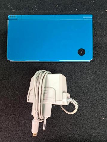Nintendo DSI XL blauwe console en oplader. Geen stylus. Bove