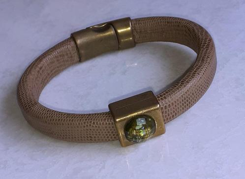 cuff armband beige leder met groene vintage steen, Bijoux, Sacs & Beauté, Bracelets, Neuf, Cuir, Beige, Envoi