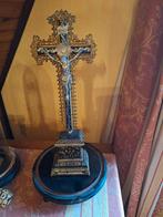 Ancien crucifix, Enlèvement