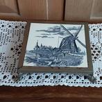Vintage onderzetter Tegel in metalen kader met mooie pootjes, Antiek en Kunst, Ophalen of Verzenden