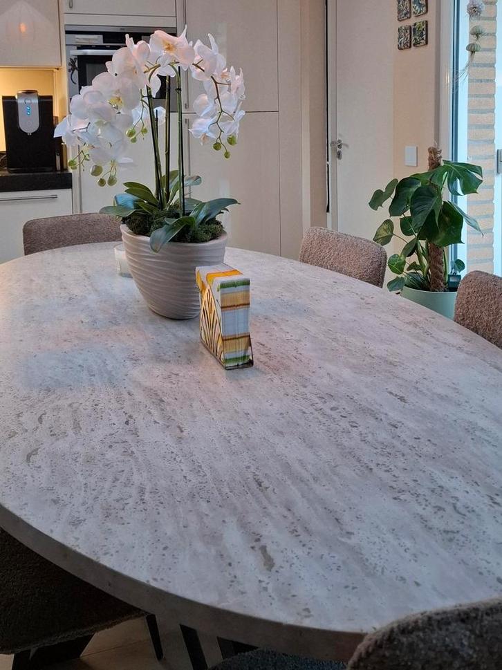 Eettafel travertin ovaal €1500 korting, Huis en Inrichting, Complete inboedels, Ophalen
