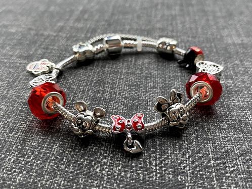 Magnifique bracelet avec Mickey et Minnie Mouse, NEUF, Bijoux, Sacs & Beauté, Bracelets, Neuf, Avec bracelets à breloques ou perles