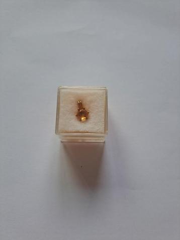 Gouden bedel met geel/oranje steentje beschikbaar voor biedingen