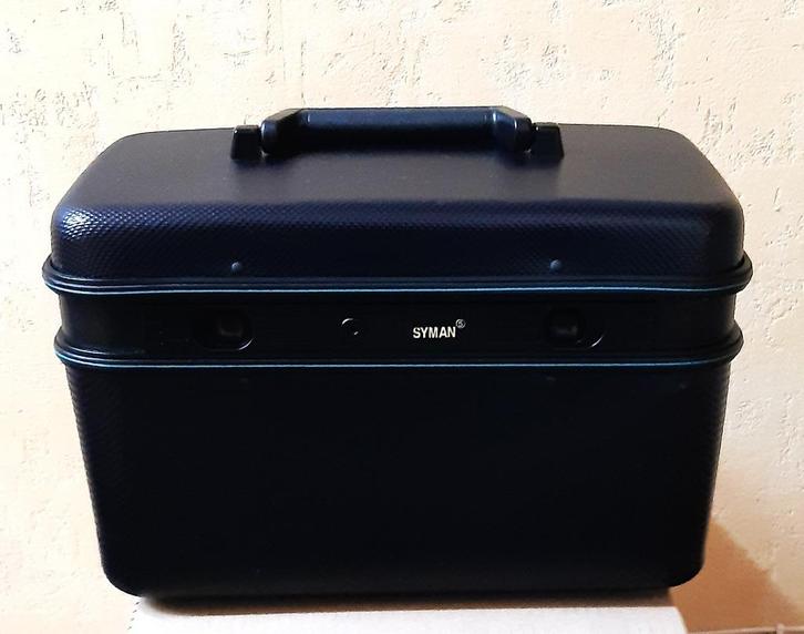 Beautycase blauw  (hardcase), Handtassen en Accessoires, Beautycases, Zo goed als nieuw, Hardcase, Blauw, Met slot, Met spiegeltje(s)