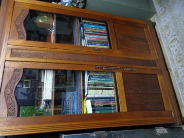 Boekenkast beschikbaar voor biedingen