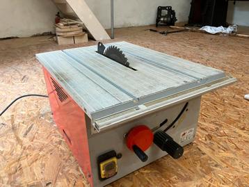 Zaagtafel met zaagblad 250 mm beschikbaar voor biedingen