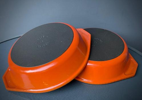 Deux grands Plats en fonte émaillée orange, Maison & Meubles, Cuisine | Casseroles & Poêles, Utilisé, Fonte, Enlèvement ou Envoi