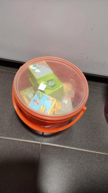 Grote emmer met plastic bouwstenen met puzzels  beschikbaar voor biedingen