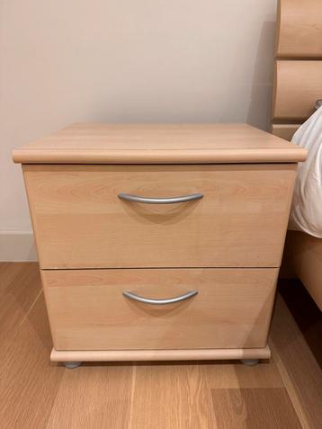 deux tables de chevet (chacune avec deux tiroirs) beschikbaar voor biedingen