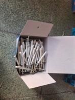 Pluggen 120 stuks ongeveer  dia 8 lengte 7.5, Ophalen, Zo goed als nieuw, Pluggen