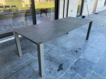 Manutti tafel in natuursteen beschikbaar voor biedingen