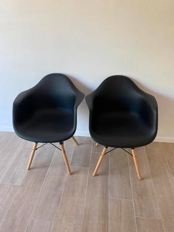 2 zwarte kuipstoelen beschikbaar voor biedingen