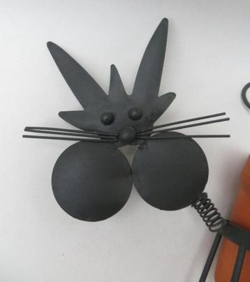 bloempot in mat zwarte metalen staander  beschikbaar voor biedingen