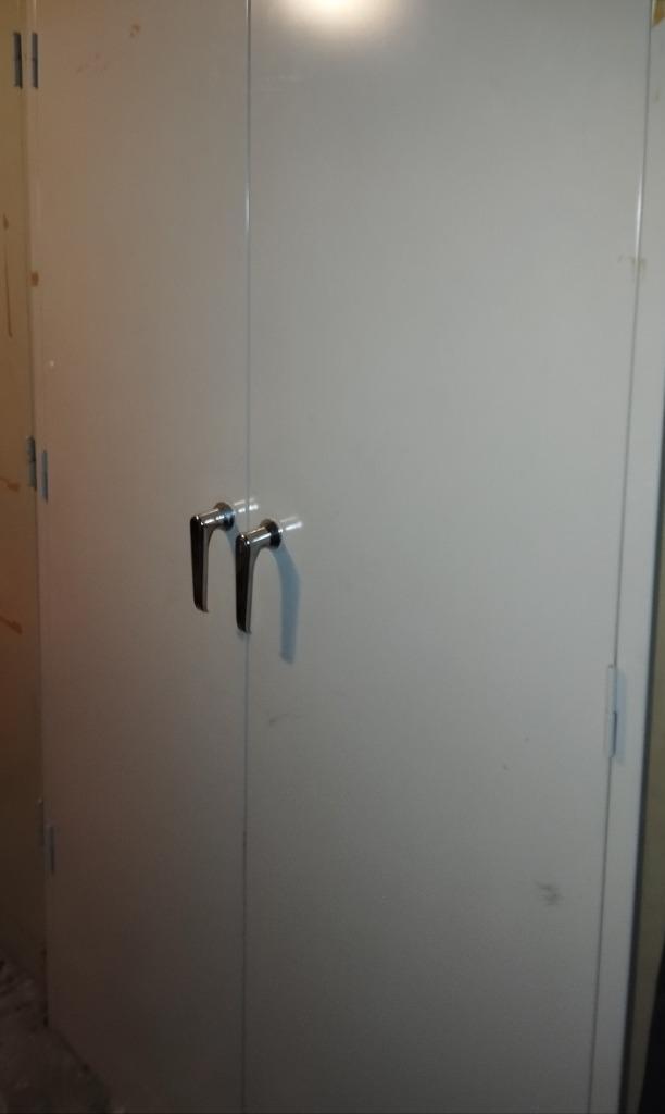 Metalen kast met 4 planken, Huis en Inrichting, Kasten | Roldeurkasten en Archiefkasten, Zo goed als nieuw, Ophalen