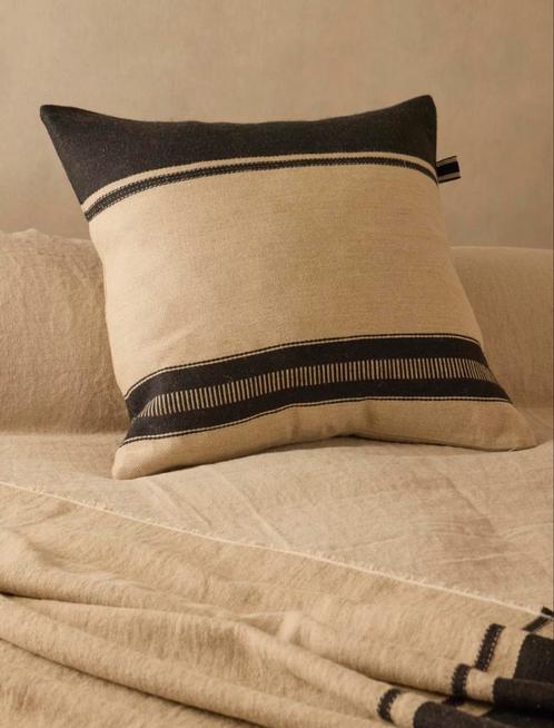 LIBECO deco kussen linnen en wol 63x63 cm, Huis en Inrichting, Woonaccessoires | Kussens, Ophalen of Verzenden