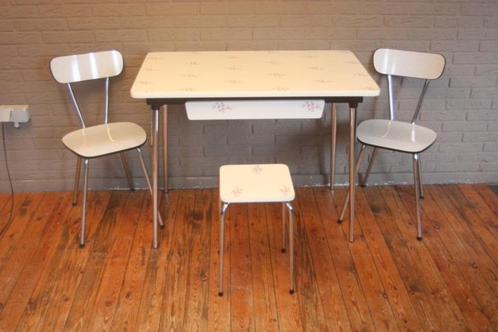Hagelwitte Formica Tafel Met Bloemenmotief / Jaren 60, Antiek en Kunst, Antiek | Meubels | Tafels, Ophalen