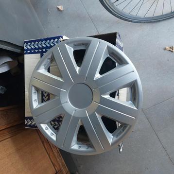 wiel covers 15 '' zilver. nieuw in doos  beschikbaar voor biedingen