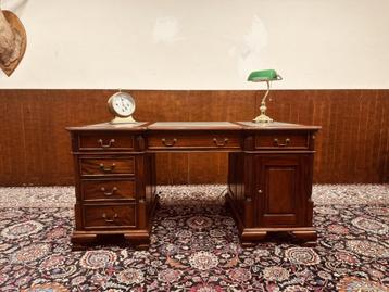 Klassiek Engels Chesterfield Bureau beschikbaar voor biedingen