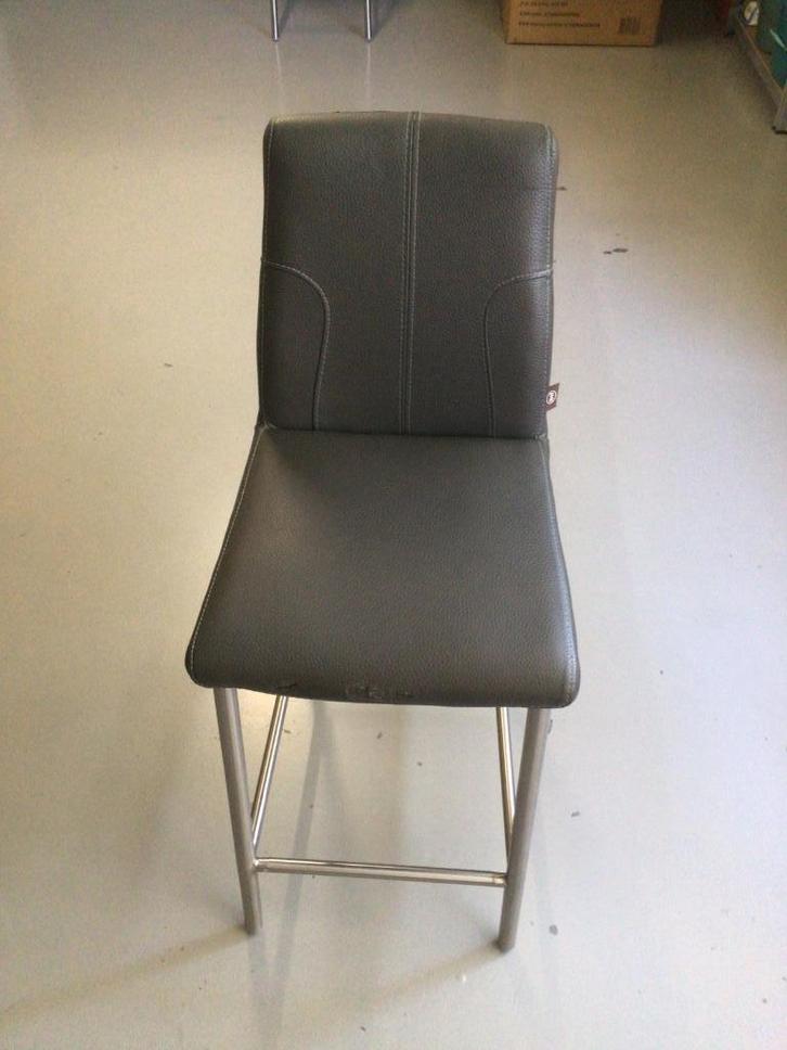 Bar kruk, Huis en Inrichting, Barkrukken, Gebruikt, 60 tot 90 cm, Kunststof, Metaal, 3 krukken, Met voetsteun, Ophalen