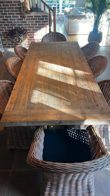 Eettafel met stoelen beschikbaar voor biedingen