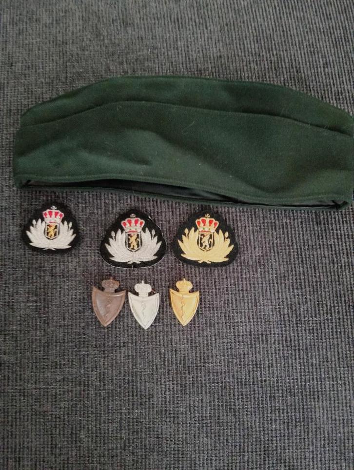 Serv.Med pet en insigne., Verzamelen, Militaria | Algemeen, Landmacht, Embleem of Badge, Ophalen of Verzenden