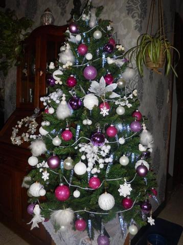 Kerstballen met diverse versiering voor in de boom beschikbaar voor biedingen