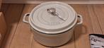 Staub cocotte 26cm nieuw in de doos, Huis en Inrichting, Keuken | Potten en Pannen, Gietijzer, Nieuw, Ophalen of Verzenden, Keramische plaat