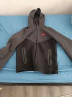 Nike tech zwart met rode logo maat S, Ophalen, Zo goed als nieuw, Zwart