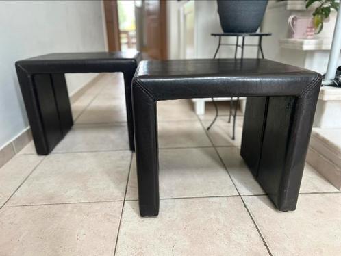Set van 2 donkerbruine nachtkastjes / bankjes – kunstleer, Huis en Inrichting, Slaapkamer | Nachtkastjes, Gebruikt, Minder dan 55 cm