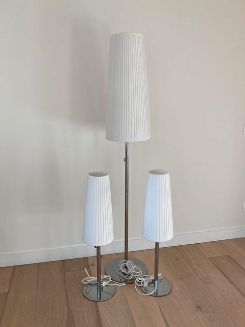 Vloerlamp + Bijhorende Tafellampen Wit Gestoffeerd, Maison & Meubles, Lampes | Lampes de table, Comme neuf, Enlèvement ou Envoi