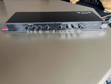 DBX 223XL stereo 2-weg/mono 3-weg crossover met XLR Connect