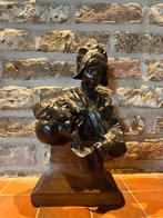 Bronzen beeld – vrouw in traditionele klederdracht, Verzamelen, Ophalen of Verzenden, Gebruikt