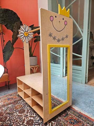 Kinder kleerkast multiplex op wieltjes beschikbaar voor biedingen