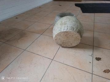 Oude zware stenen ronde bloempotten prijs per stuk.