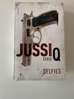 Jussi Adler-Olsen - Selfies, Comme neuf, Enlèvement ou Envoi, Jussi Adler-Olsen