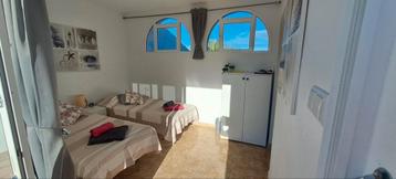 Privé kamer met zonnig terras en zwembad te huur in Spanje