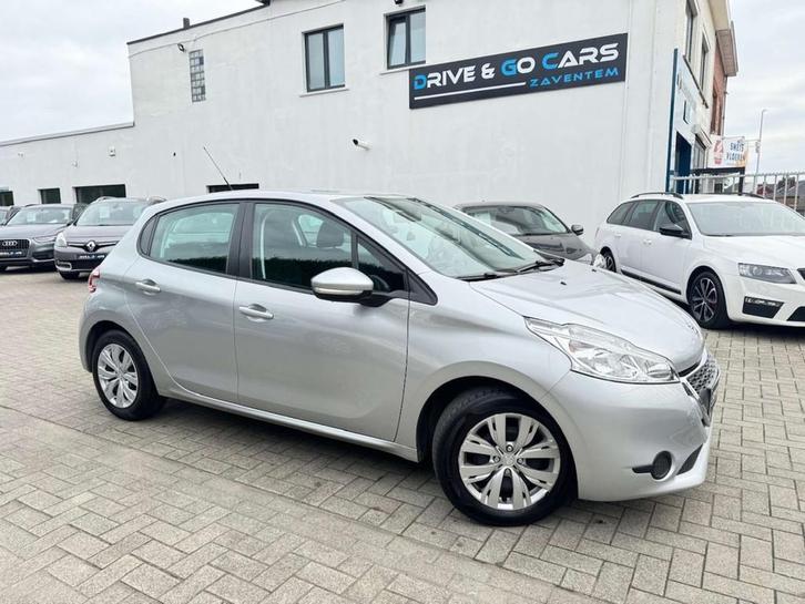 Peugeot 208 1.2i Benzine - Airco - Gps * 1 JAAR GARANTIE *, Auto's, Peugeot, Bedrijf, Te koop, ABS, Airconditioning, Bluetooth